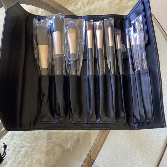 New, Saks Fifth Avenue Backstage Makeup Brush Lineup Set in Case - Picture 1 of 6